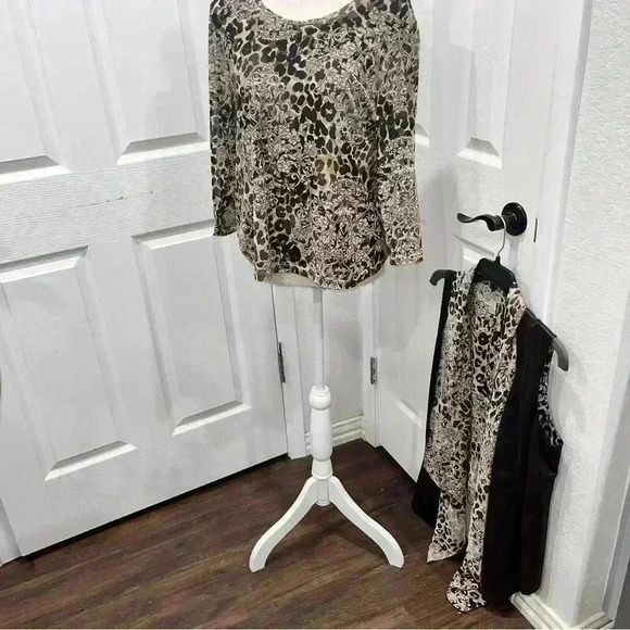 Chicos Easy wear Shirt/ vest 2 piece Set Size 1  Faux Suede Vest Abstract Animal - Picture 2 of 11